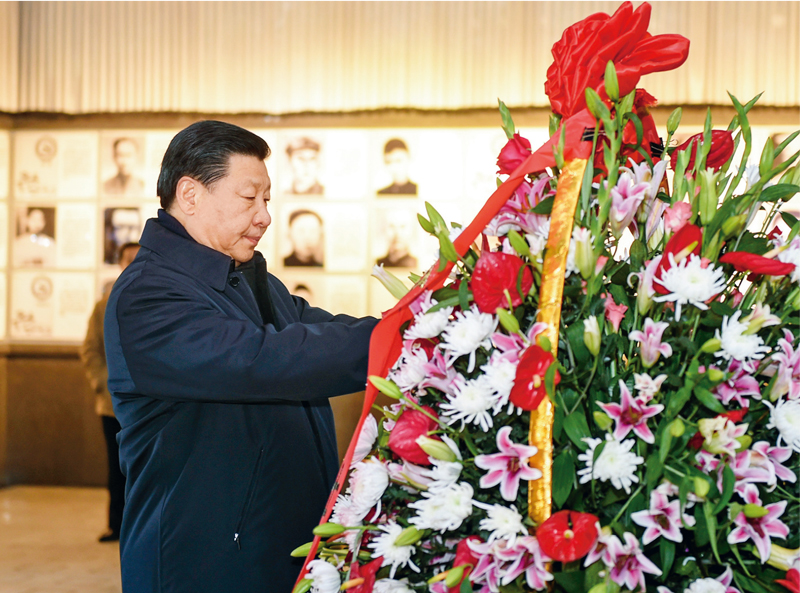 2016年2月1日至3日，中共中央總書記、國(guó)家主席、中央軍委主席習(xí)近平來到江西，看望慰問廣大干部群眾和駐贛部隊(duì)。這是2月2日，習(xí)近平在井岡山革命烈士陵園向革命烈士敬獻(xiàn)花籃。 新華社記者 謝環(huán)馳/攝