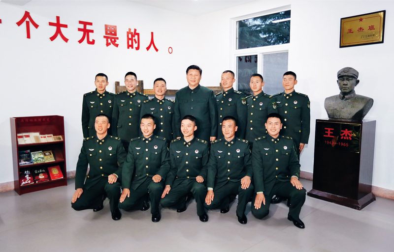2017年12月13日，中共中央總書記、國(guó)家主席、中央軍委主席習(xí)近平到第71集團(tuán)軍視察。這是習(xí)近平同“王杰班”戰(zhàn)士合影。 新華社記者 李剛/攝