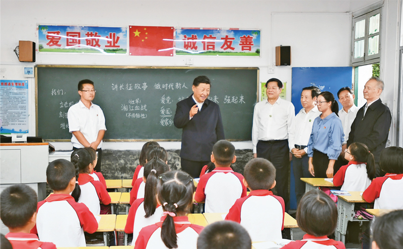 2020年9月16日至18日，中共中央總書記、國(guó)家主席、中央軍委主席習(xí)近平在湖南考察。這是16日下午，習(xí)近平在郴州市汝城縣文明瑤族鄉(xiāng)第一片小學(xué)，同正在上思政課的同學(xué)們親切交流。 新華社記者 謝環(huán)馳/攝